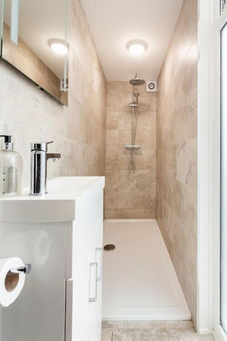 One Bedroom Apartment, Driveway, Bracknell Centre Εξωτερικό φωτογραφία